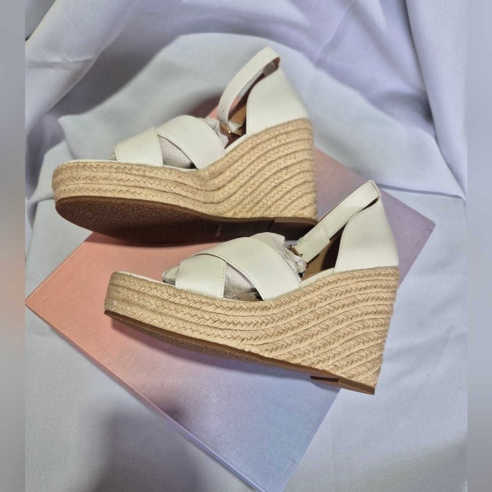 Lisa Vicky Women’s Size 8.5 NWB White Sheep Nappa Wedge Shoe - Picture 4 of 7